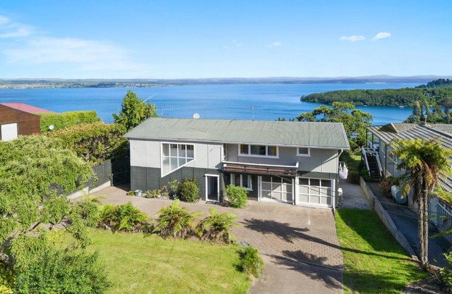 Views on Wakeman - Acacia Bay Holiday Home