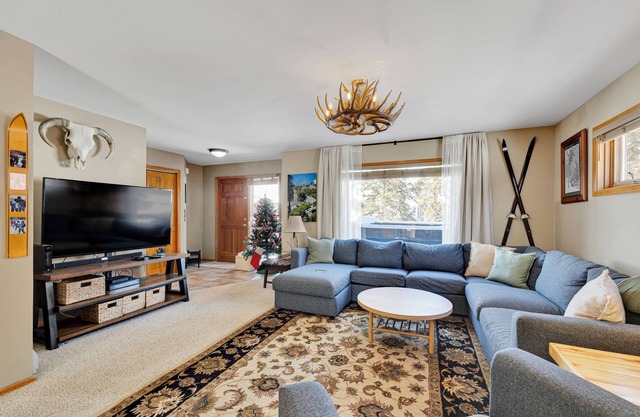 Views! Private 4 Bedroom Home with Private Hot Tub!