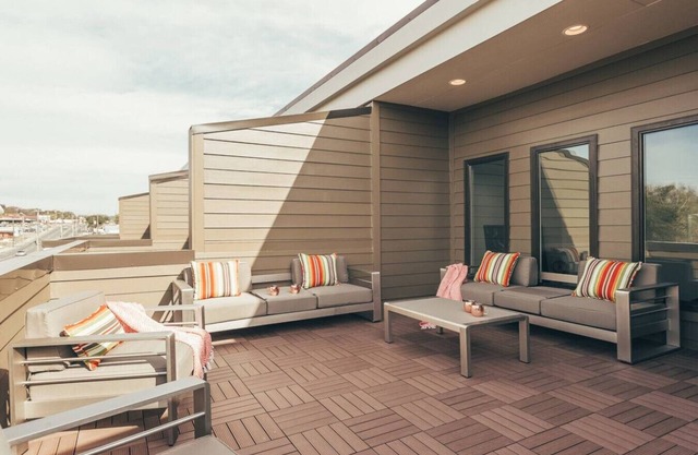 VIEWS Rooftop Deck Sleeps 6 Near Broadway