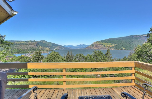 Views! Spacious, Light Bright, Gorge-ous Views!