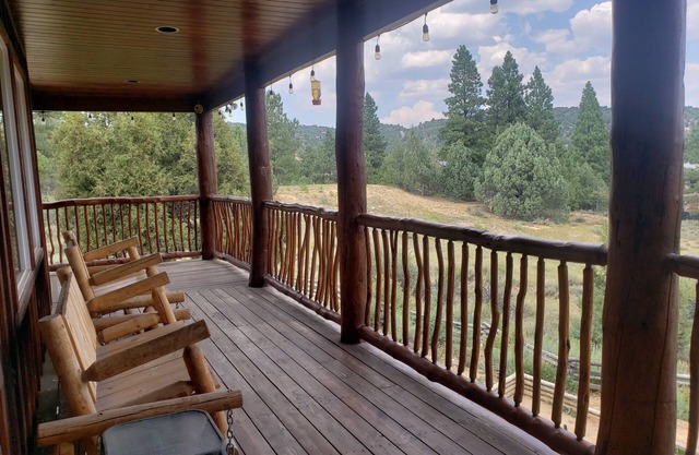 Views! Spacious Cabin central to Bryce & Zion National Park!