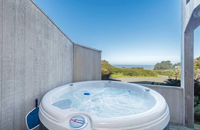 Viglione Fireplace, Hot Tub, & Ocean Views