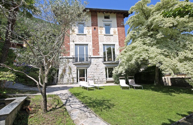 Villa Magnolia - lakeside with private access to the lake