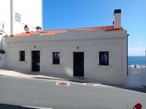Vila Mariña. Casa marinera con terraza sobre el mar en Caión