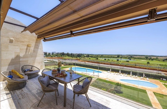Vilamoura Luxury Retreat: Pool, Garden& Near Beach