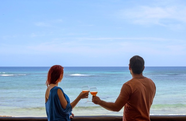 Vilas DeRosa-Two bedroom beach front condo on the beach of Aventuras Akumal