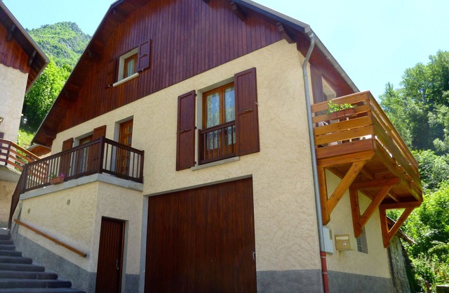 Villa 5 people + large south-facing balcony + Pool and Jacuzzi