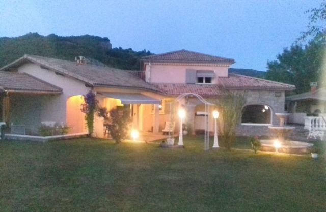Villa has no swimming pool rented by the week for 6 people