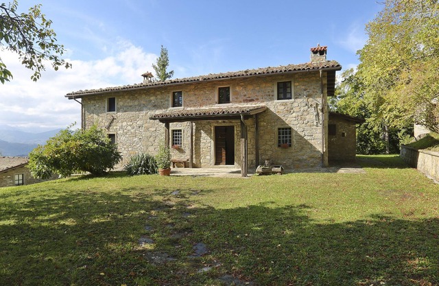 VILLA IL COLLE, charm and comfort overlooking the Apuan Alps