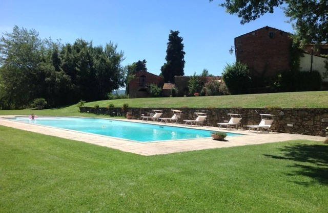 Villa with private pool for 10 persons, 4 bedrooms and 3 bathrooms. In a hilly and panoramic positio