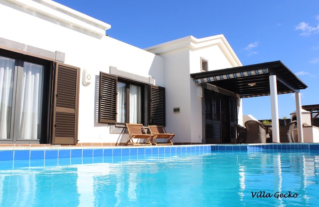 Villa 100% privacy. Big hot tube, pool 29°C, Wi-Fi, smartTV 2 sat. Playa Blanca.