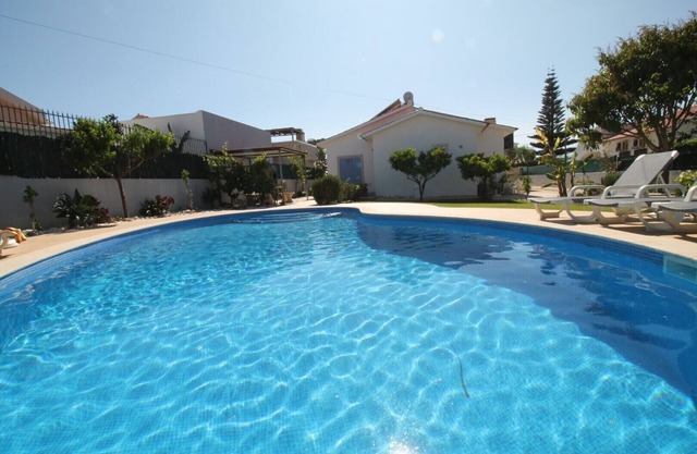 Villa 10mns walk from the beach, private pool, wifi, barbecue, air condic
