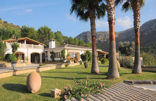Villa 10p. heatable pool+jacuzzi,dream location+view on village, sea + mountains