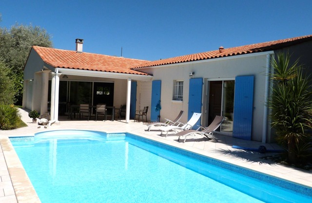 Villa, 165 m2, heated pool, large garden close to "Gatseau's Beach"
