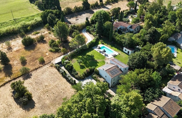 Villa 220m2, land 3000m2, 5 "village on foot, 4km Saint-Rémy-de-Provence