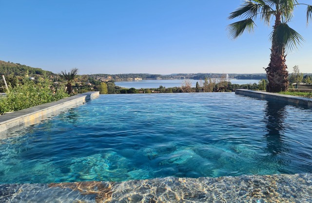 Villa 220m2 overlooking Etang de l'Olivier