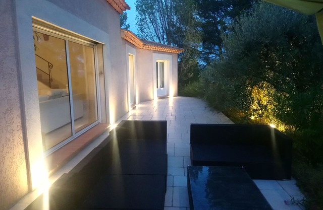 Villa 250 m2 on 4000 m2 of pine forest, 6-seater jacuzzi, swimming pool