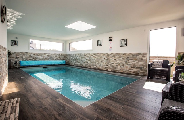 Villa 300 m beach, indoor pool, sea view , 4 bedrooms, 3 bathrooms, option SPA