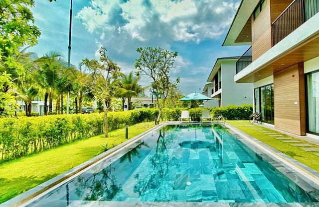 Villa 4 bedrooms with private swimming pool near the beach