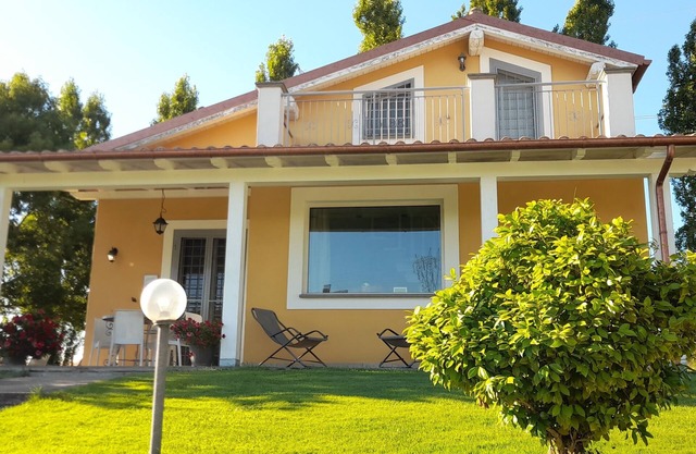 Villa 4 km. from the center of Bracciano and the lake, holiday homes approved