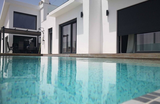 VILLA 4 SUITS +1, WALKING DISTANCE FROM THE BEACH, SWIMMING POOL, AC, PARKING