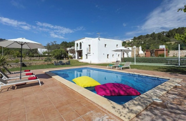 Villa 5 bedrooms and 4 bathrooms, pool and garden 5 minutes from the beach