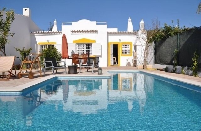 Villa 500 meters from the sea with private saltwater pool in Meia Praia