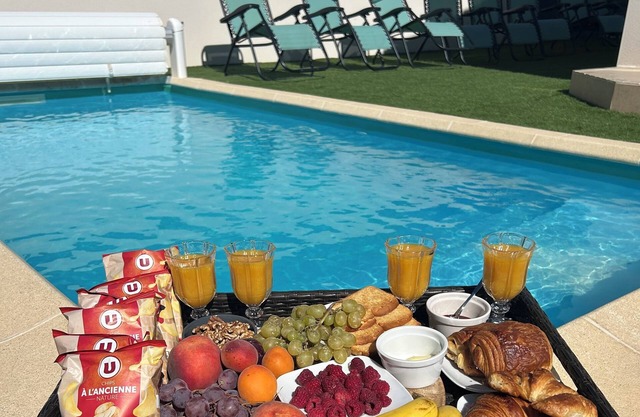 Villa 8 people 2 babies clim swimming pool and free parking.
