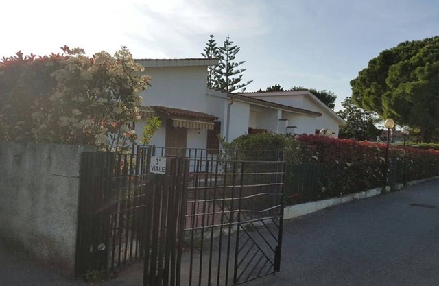 Villa a step away from the sea .