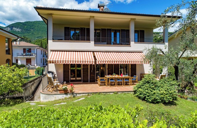 Villa Acqua Blu: Gorgeous villa walking distance to Lake Garda and its beaches n