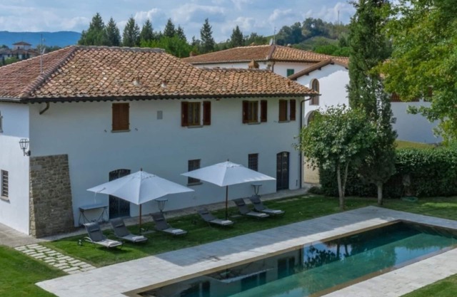 VILLA ACQUA, Unique villa 30 minutes from Florence