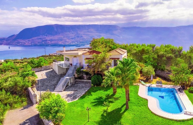 Villa Afroditi near Airport with Pool, Free Wi Fi, Souda Bay Views, Garden Oasis