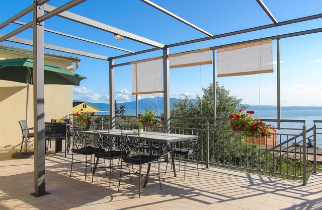 VILLA ALEX Two-Bedroom Apartment (DANICA)