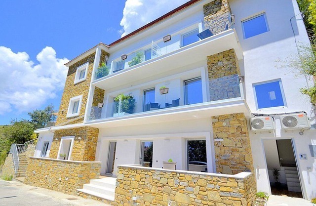 Villa Alfea E: A welcoming apartment situated in a secluded location surrounded by meadows and by green hills, with Free WI-FI.