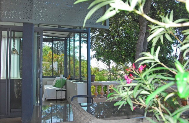 VILLA ALFONSA - APARTMENT "L'ATELIER" sea view, Garden level South-East