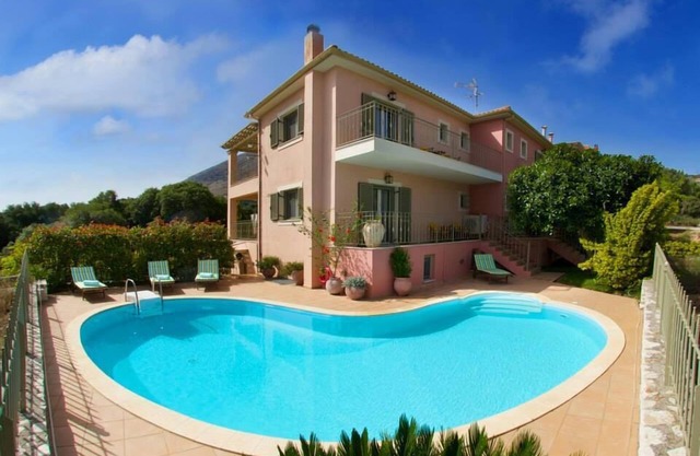 Villa Alkioni, Stamoulis villas at the heart of the island