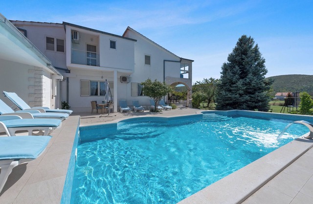 Villa Almas with swimming pool, summer grill house and tennis court
