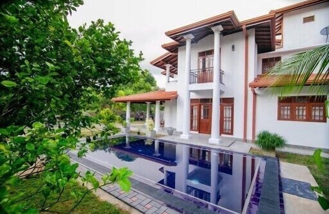 Villa Almond Leaf