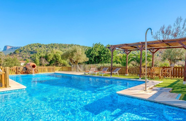 Villa Alqueria Blanca with mountain view, Wi-Fi, swimming pool, garden and terraces