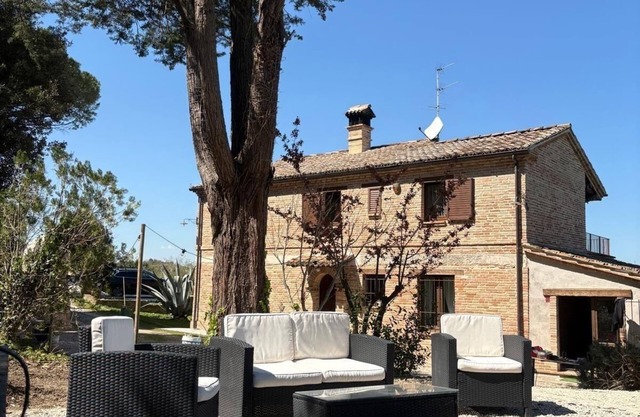 Villa Altrove surrounded by greenery and a stone's throw from the sea