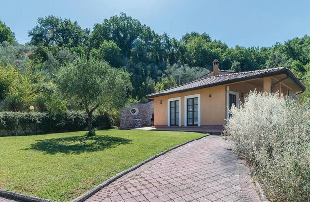 Villa Anna in Bettona, Perugia, with Swimming Pool and Tennis Court