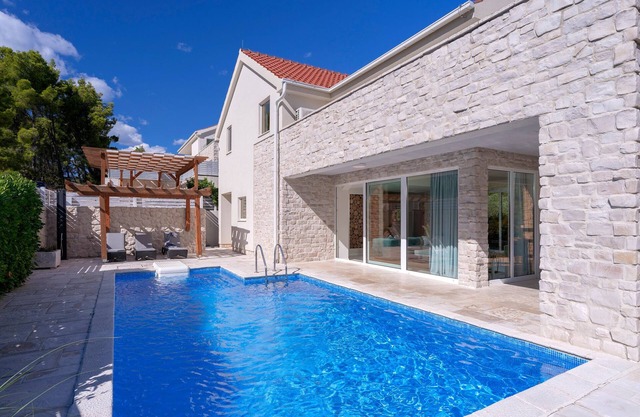 Villa Anouk - Modern Villa with Pool & Spa
