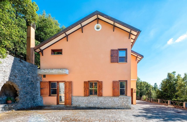 Villa 'Appartamento Villa Marta' with Mountain View & Shared Garden
