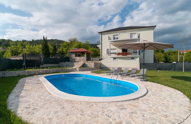 Villa Apricatio* family-friendly home with swimming pool (10 guests)