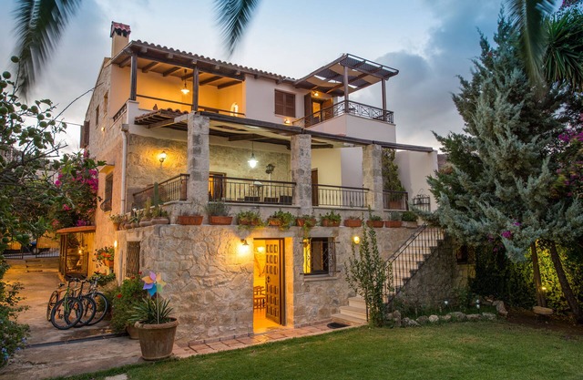 Villa Arhontariki stunning view, pool, BBQ close to Kissamos, Chania