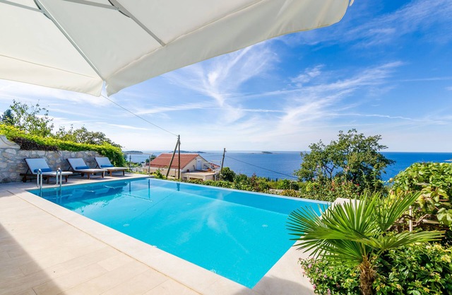 Villa Art Gallery - Six Bedroom Villa with Terrace and Swimming Pool