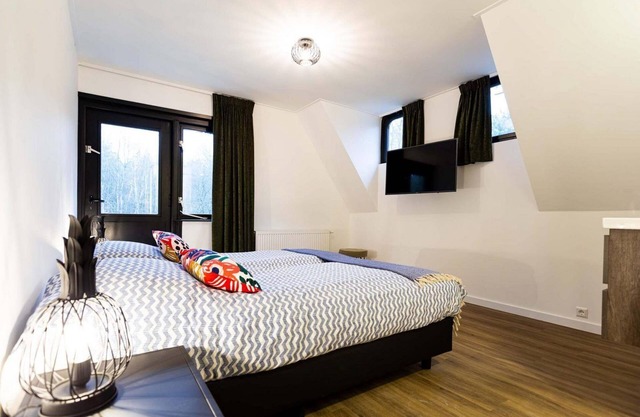 ✓ Villa at Recreatiepark Beekbergen ✓ Holiday home for 8 persons ✓ Located in Beekbergen (Gelderland) ✓ Holiday park on the Veluwe ✓ Book directly through the park