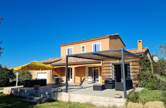 Villa at the foot of Mont Ventoux for 7 people in Malaucène with private pool