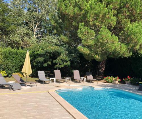 Villa avec Piscine chauffée et parc arboré située à 100 m de la Plage et Forêt sans vis à vis