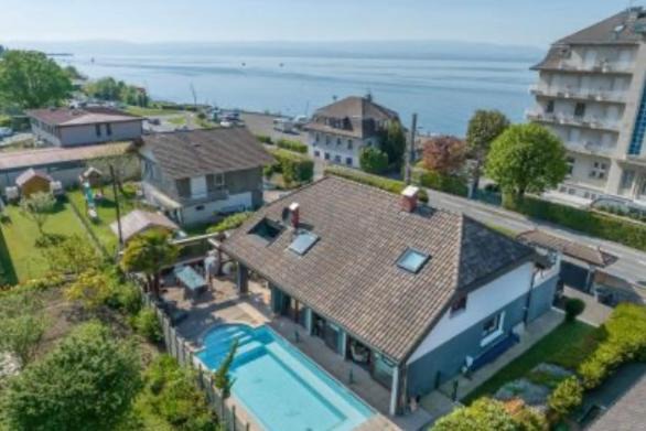 Villa avec piscine au bord du lac